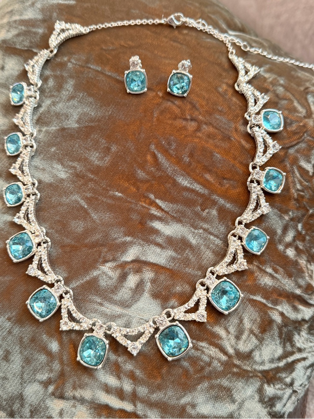 Vintage GV9 Silver Tone Aqua Blue Cushion Rhinestone Necklace & Earrings Set 738